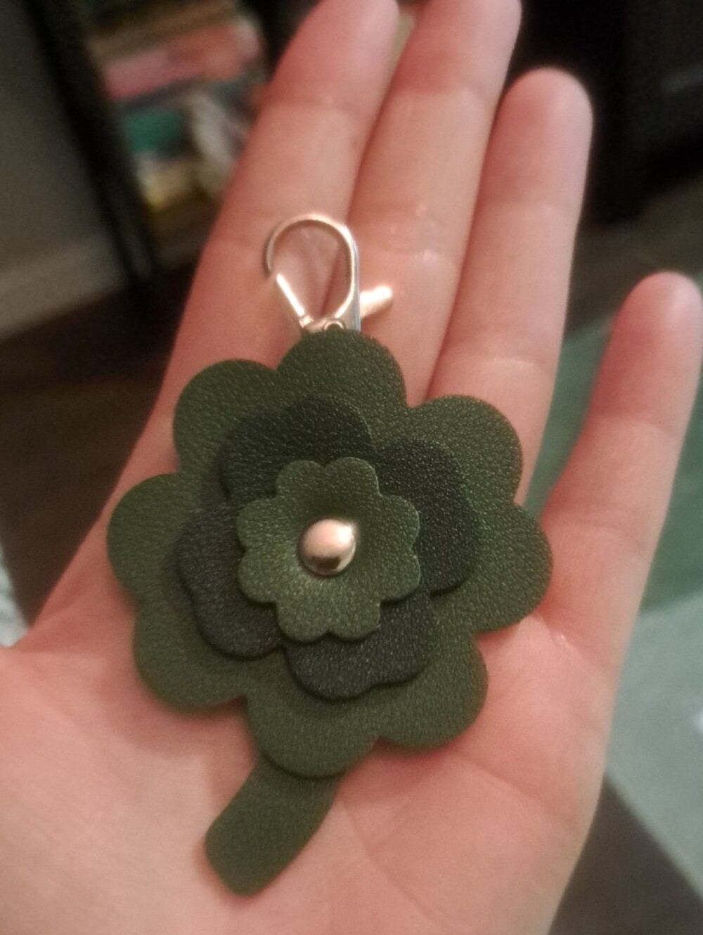 Green Faux Leather Four Leaf Clover Purse Bag Charm Keychain New - Picture 4 of 4